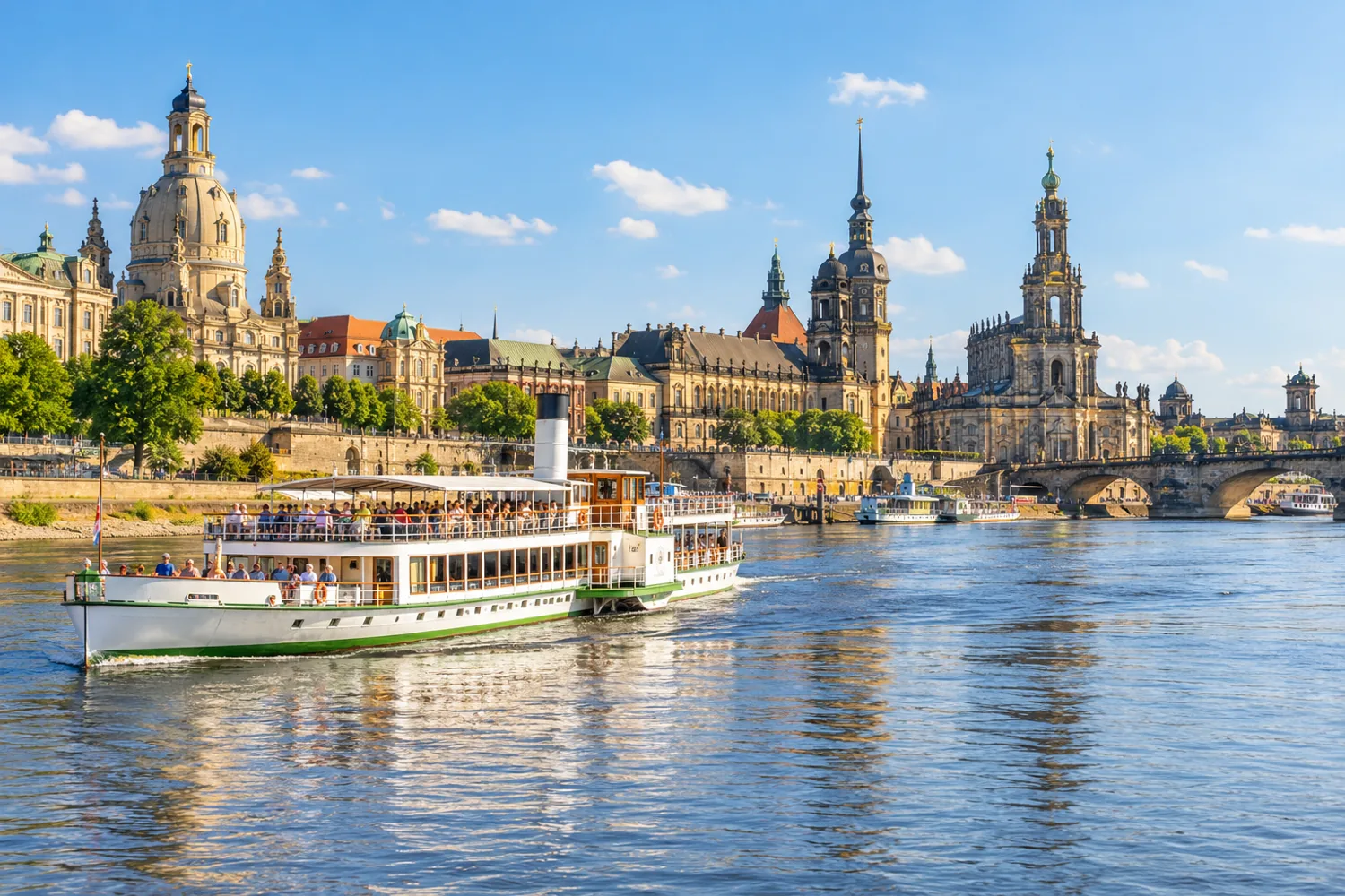 Tourenschiff auf den Wasserwegen der Stadt